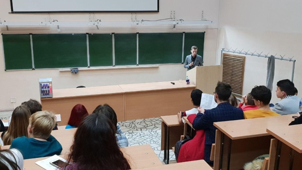 Aufar Zakiev gave a talk in educational project series 'PRO Science'