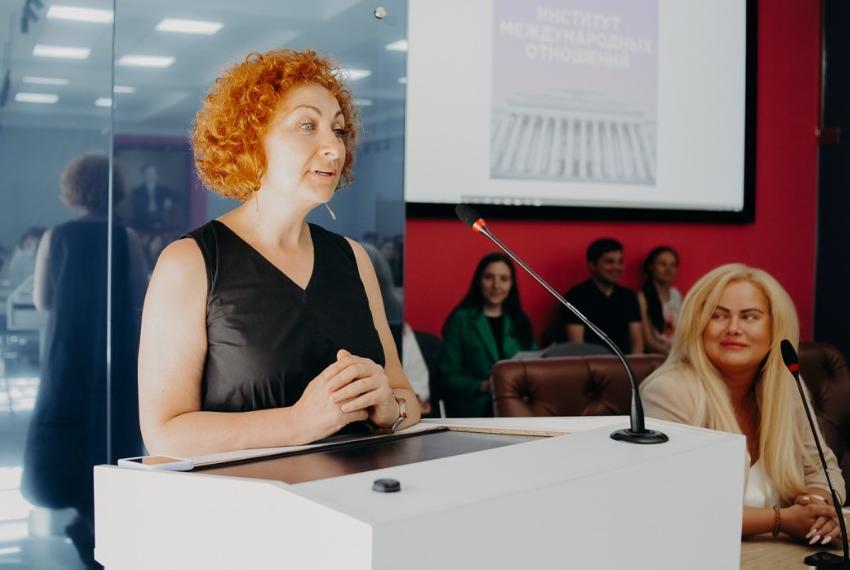 Выпускникам направлений Регионоведение России и Зарубежное регионоведение вручили дипломы Выпускникам направлений Регионоведение России и Зарубежное регионоведение вручили дипломы