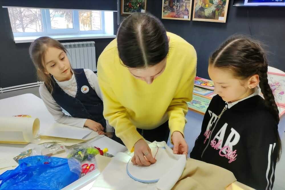 Мастер-класс 'Композиция и цвет в татарской вышивке' и профориентационная работа Елабужского института КФУ в Муслюмово Мастер-класс 'Композиция и цвет в татарской вышивке' и профориентационная работа Елабужского института КФУ в Муслюмово