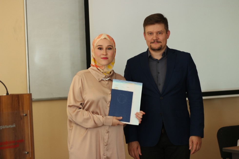 Вручение дипломов выпускникам кафедры религиоведения Вручение дипломов выпускникам кафедры религиоведения