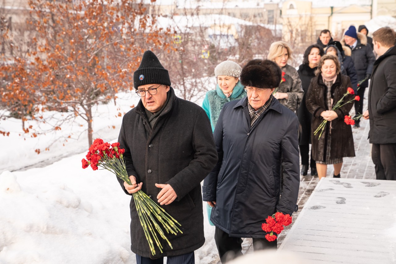 КФУның ректор бакчасында герой-шагыйрь Муса Җәлилне искә алдылар КФУның ректор бакчасында герой-шагыйрь Муса Җәлилне искә алдылар