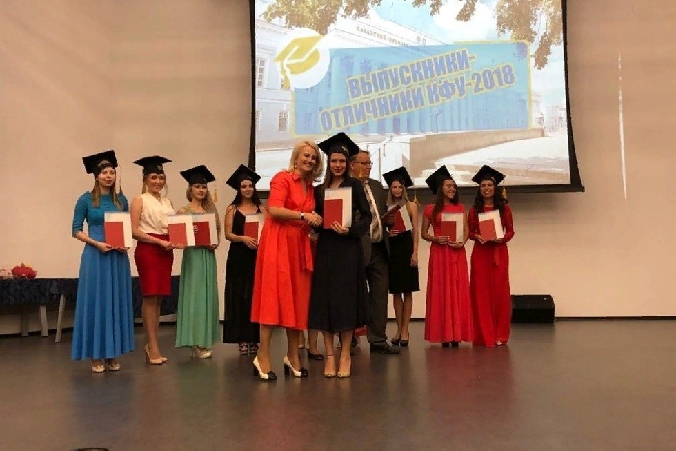 Graduates-honors of Elabuga Institute of KFU receive diplomas Magna cum Laude from the university top officials