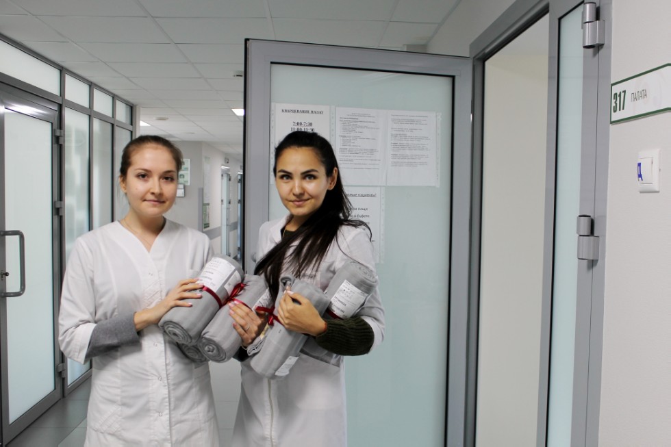 Студенты КФУ поздравили пациентов университетской клиники с Международным днем пожилых людей Студенты КФУ поздравили пациентов университетской клиники с Международным днем пожилых людей