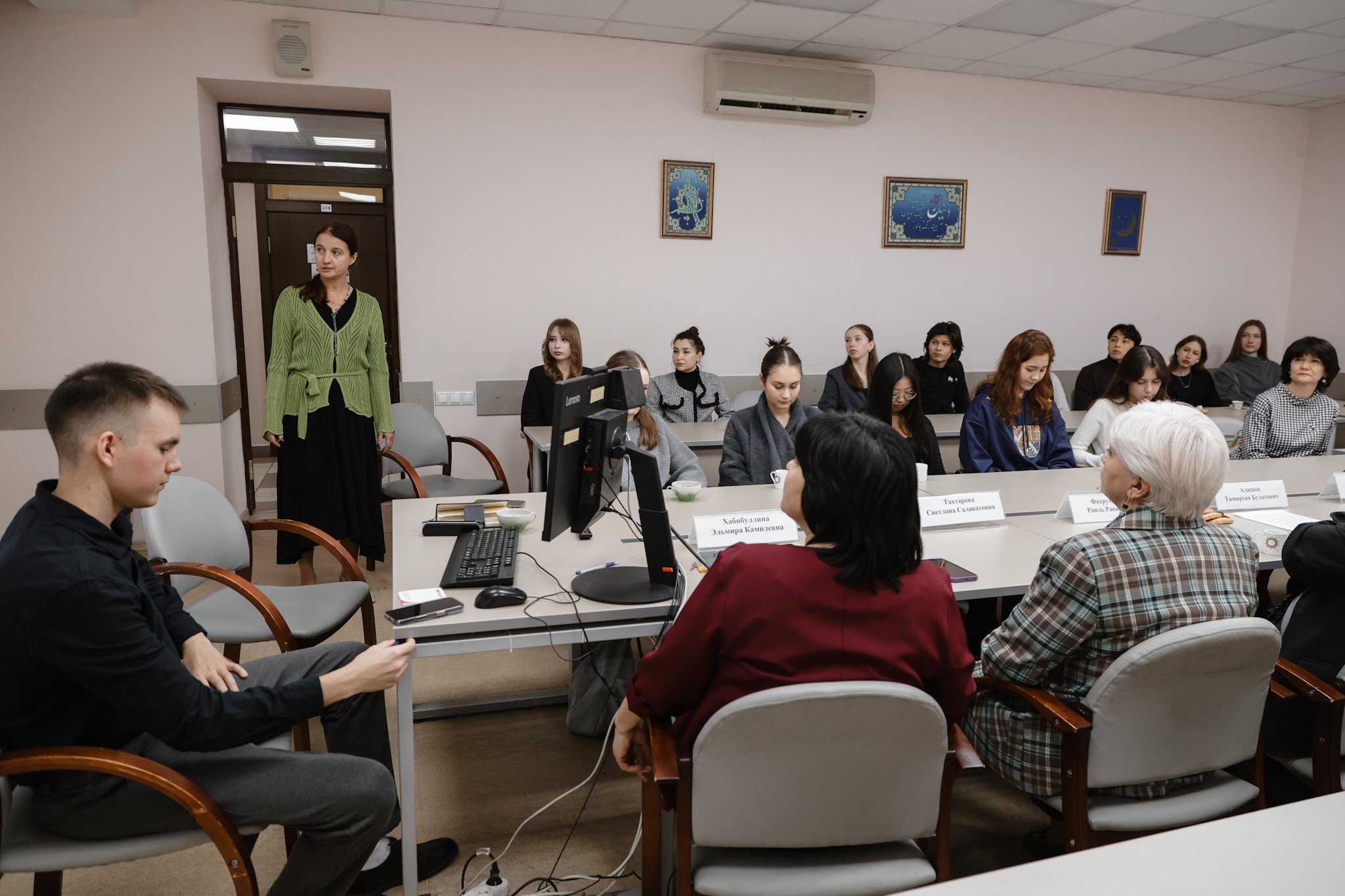 Участники реализуемой КФУ программы развития языков встретились с проректором Тимирханом Алишевым Участники реализуемой КФУ программы развития языков встретились с проректором Тимирханом Алишевым