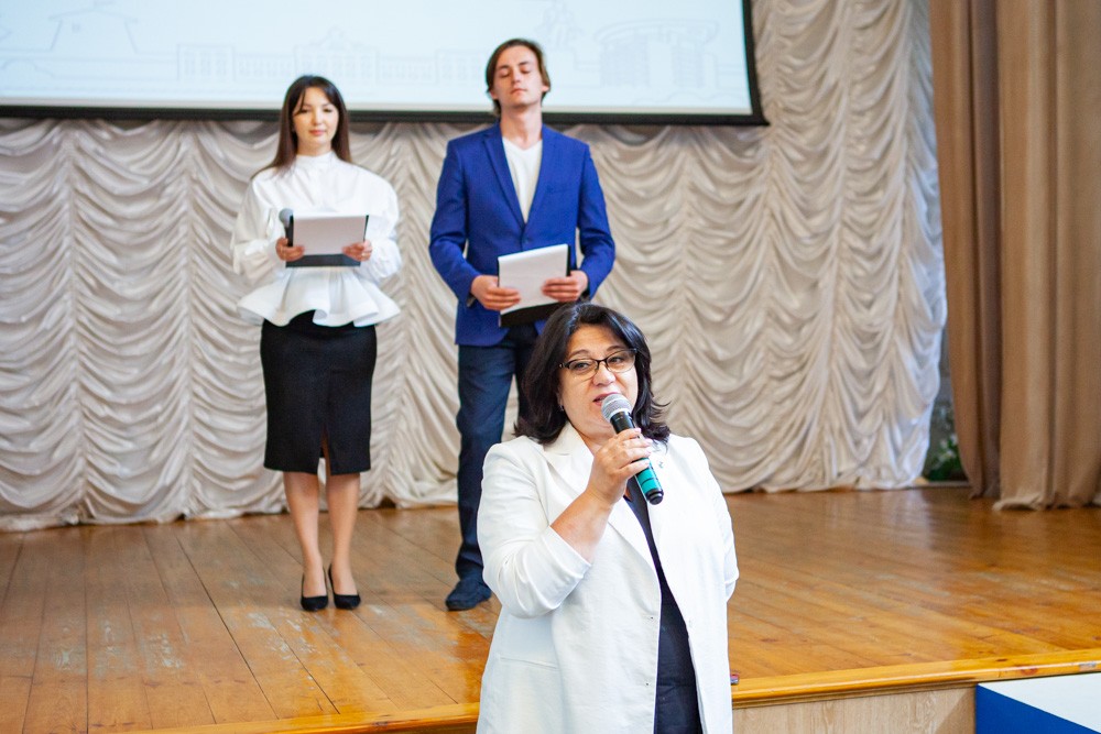 Сегодня в актовом зале Елабужского института Казанского Федерального университета состоялась торжественная линейка 'Учителем быть круто!' Сегодня в актовом зале Елабужского института Казанского Федерального университета состоялась торжественная линейка 'Учителем быть круто!'