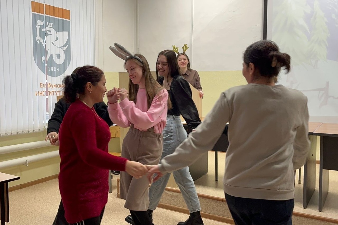 'Новогодний переполох': праздник организовали студенты 'Новогодний переполох': праздник организовали студенты