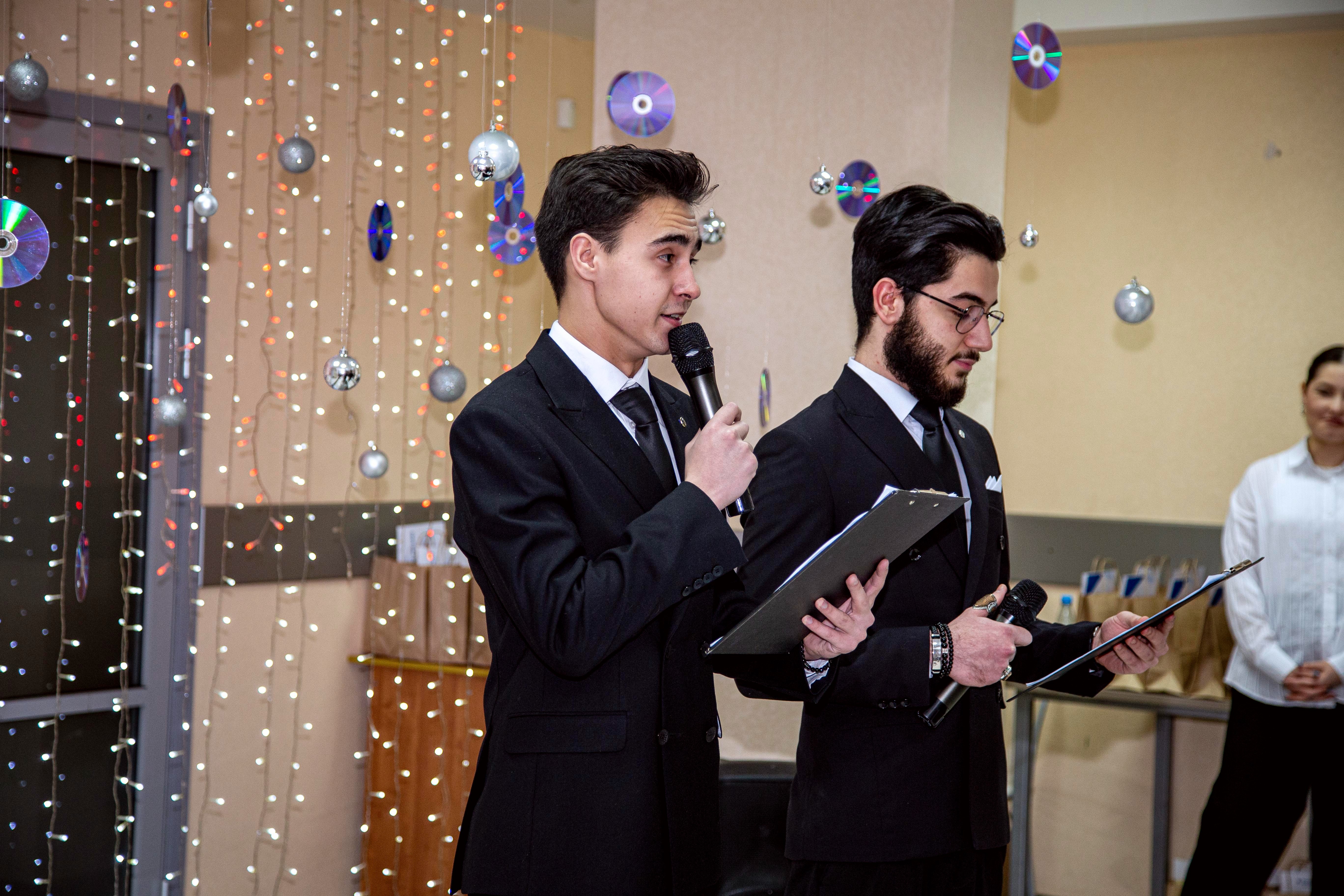 ����� ����