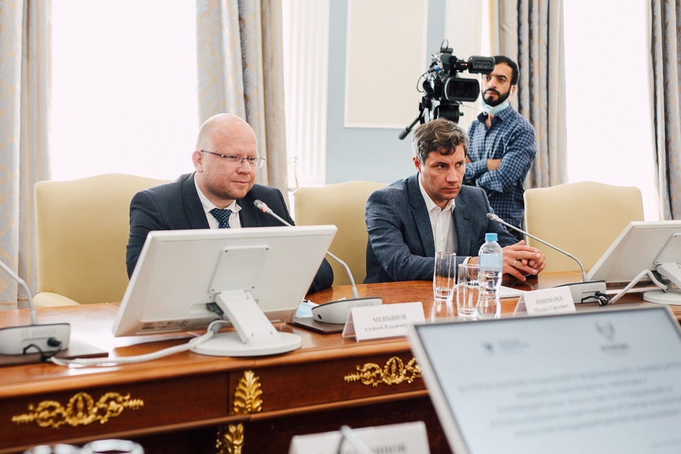 ����������