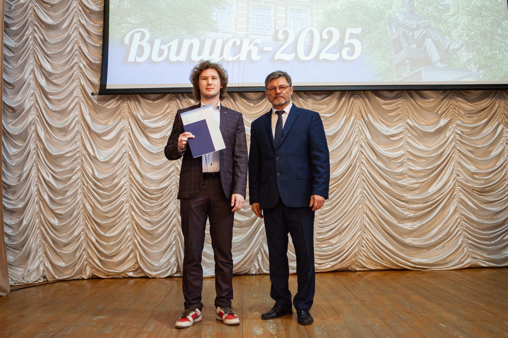 В Елабужском институте КФУ прошли торжественные церемонии вручения дипломов В Елабужском институте КФУ прошли торжественные церемонии вручения дипломов