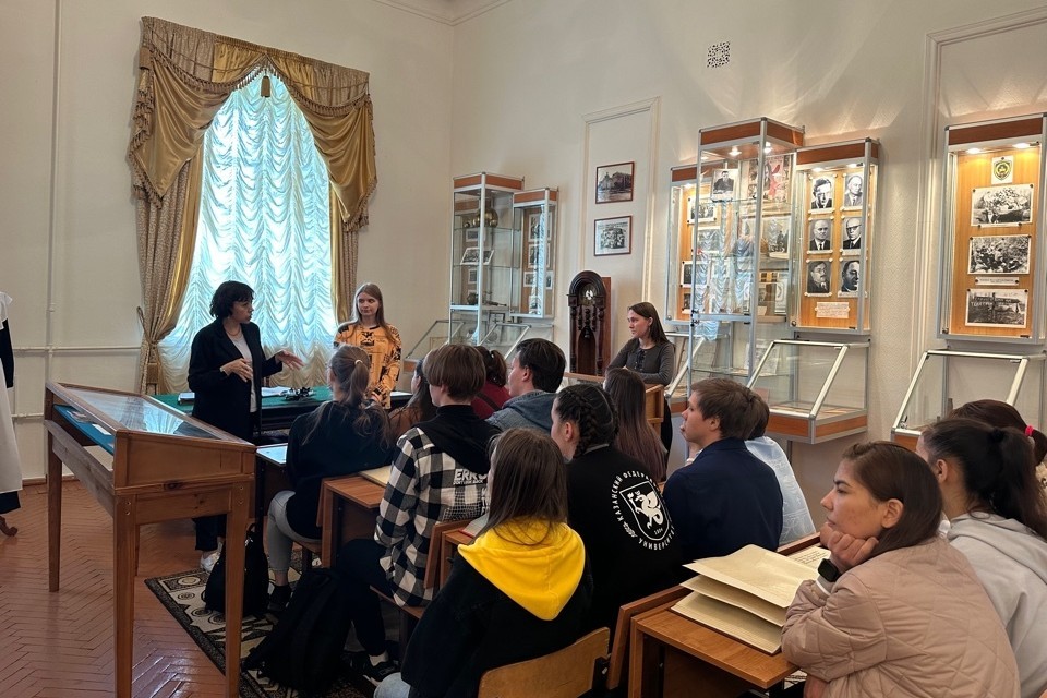 Студенты 2211 и 0211 групп отделения математики и естественных наук под руководством куратора Ганеевой А.Р. посетили музей Елабужского института Студенты 2211 и 0211 групп отделения математики и естественных наук под руководством куратора Ганеевой А.Р. посетили музей Елабужского института