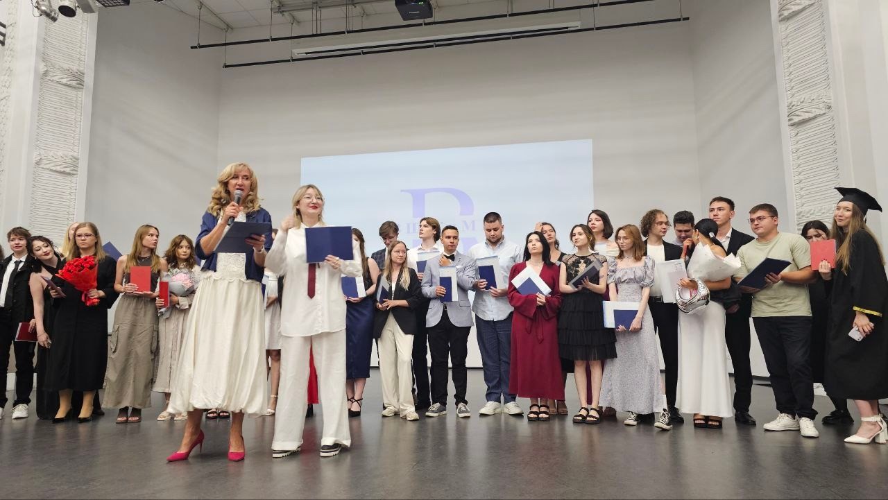 В Казанском федеральном университете состоялась торжественная церемония вручения дипломов о высшем образовании бакалаврам и магистрам Высшей школы журналистики и медиакоммуникаций. Всего дипломы получили 417 выпускников В Казанском федеральном университете состоялась торжественная церемония вручения дипломов о высшем образовании бакалаврам и магистрам Высшей школы журналистики и медиакоммуникаций. Всего дипломы получили 417 выпускников