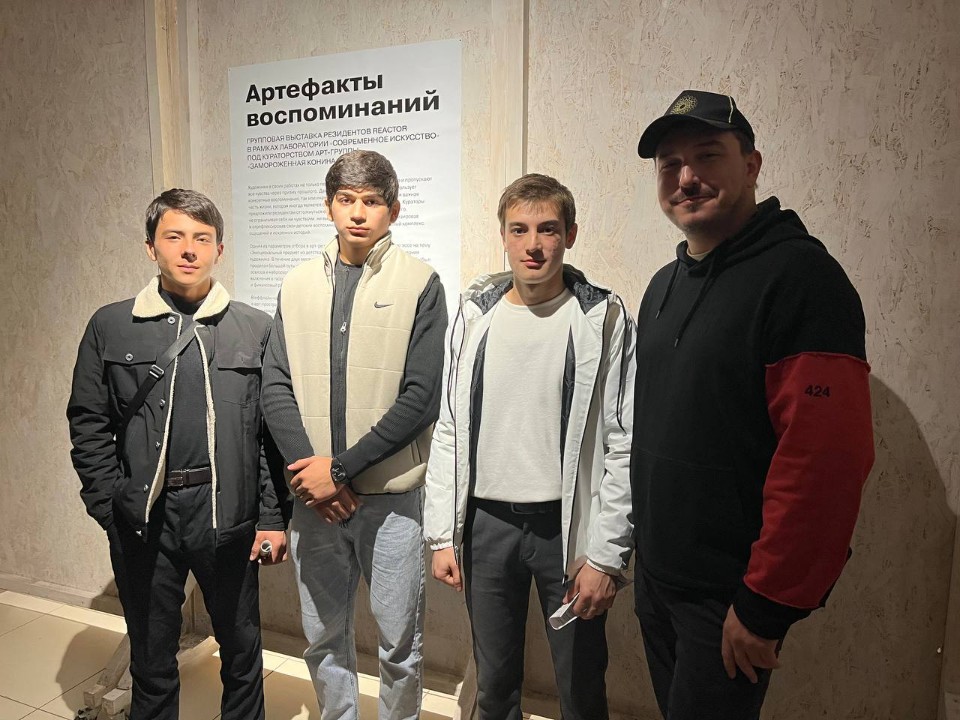 Студенты и преподаватели кафедры Архитектуры и медиаискусства ИДиПИ посетили групповую выставку резидентов Reactor 'Артефакты воспоминаний'. Студенты и преподаватели кафедры Архитектуры и медиаискусства ИДиПИ посетили групповую выставку резидентов Reactor 'Артефакты воспоминаний'.