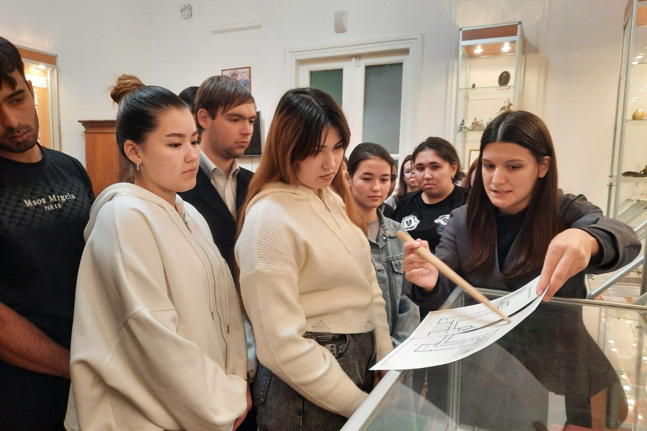 Иностранные студенты Елабужского института КФУ познакомились с наследием вуза Иностранные студенты Елабужского института КФУ познакомились с наследием вуза