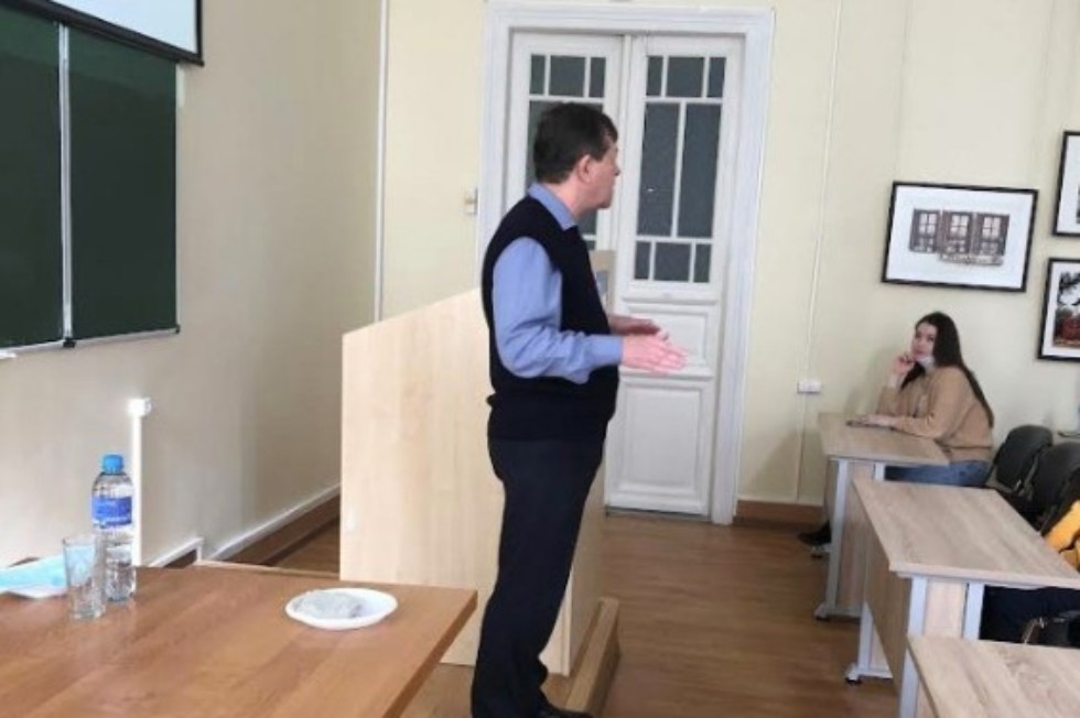 Особенности решения задач по теме 'Конденсатор в цепи постоянного тока' в школьном курсе физики Особенности решения задач по теме 'Конденсатор в цепи постоянного тока' в школьном курсе физики