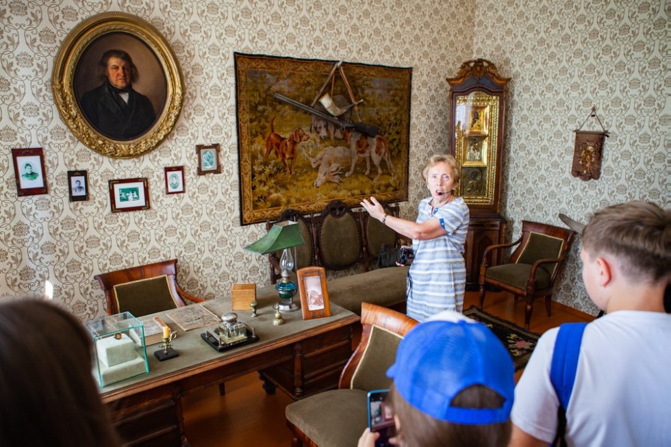 Университетская смена продолжает знакомиться с Елабугой Университетская смена продолжает знакомиться с Елабугой