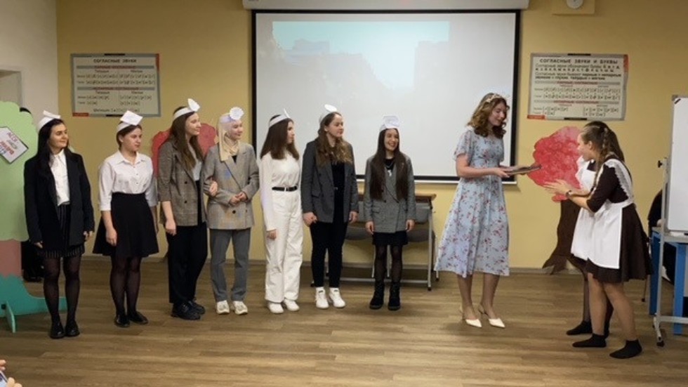 Студенческий театр 'Триумф' показал спектакль 'Приключения Алисы в Стране фонетики'