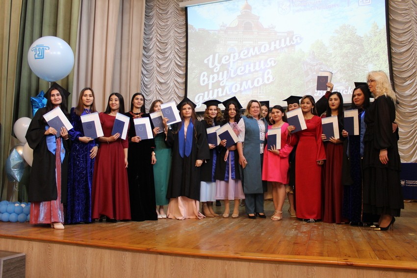 В Елабужском институте КФУ вручили дипломы иностранным выпускникам-филологам и историкам В Елабужском институте КФУ вручили дипломы иностранным выпускникам-филологам и историкам