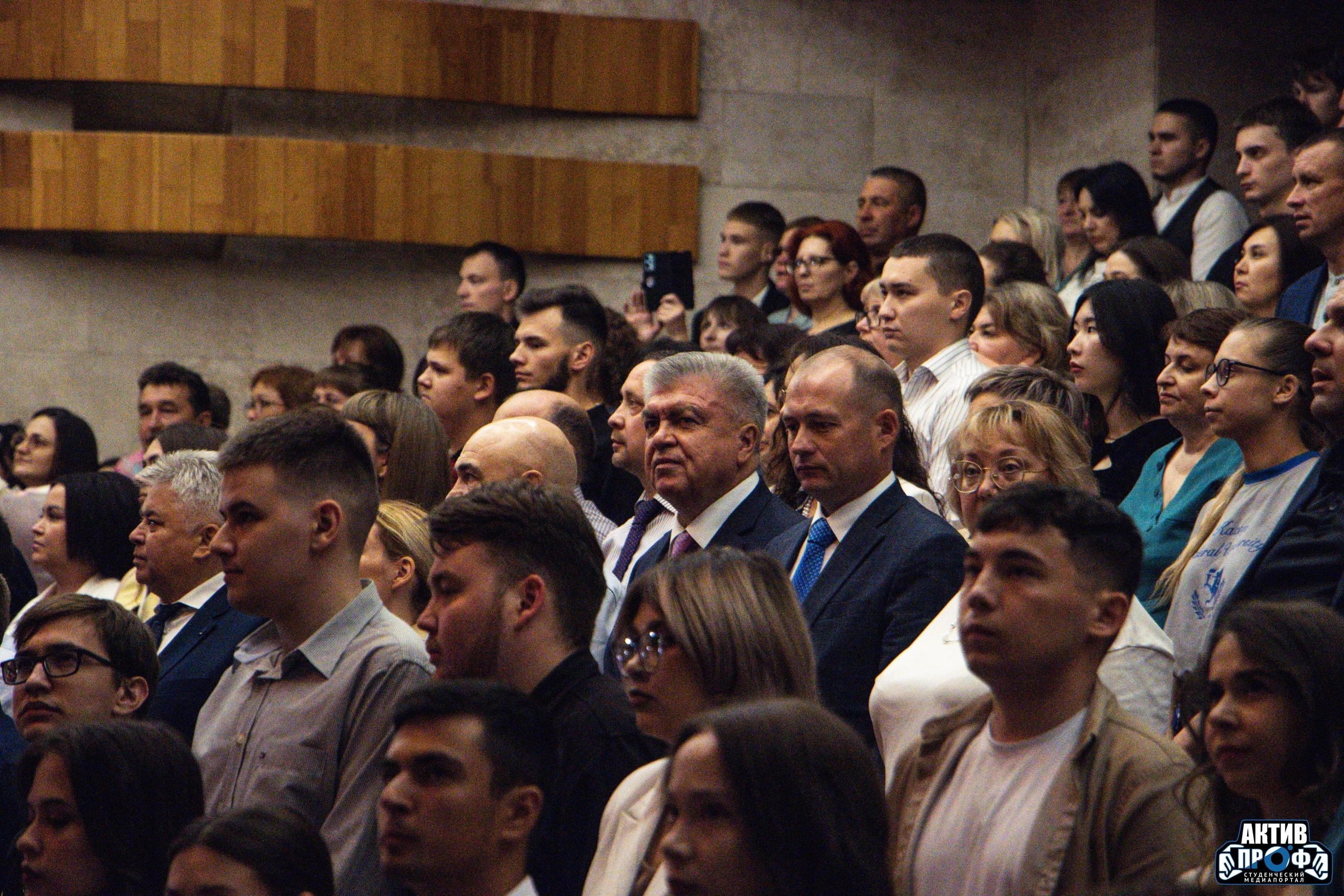 Церемония вручения дипломов с отличием выпускникам НЧИ КФУ Церемония вручения дипломов с отличием выпускникам НЧИ КФУ