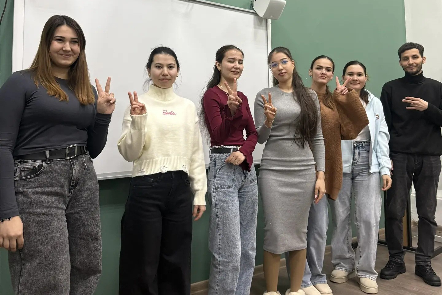 'Елка. Фанты. Мандарины': праздничная встреча в клубе для иностранных студентов 'Елка. Фанты. Мандарины': праздничная встреча в клубе для иностранных студентов