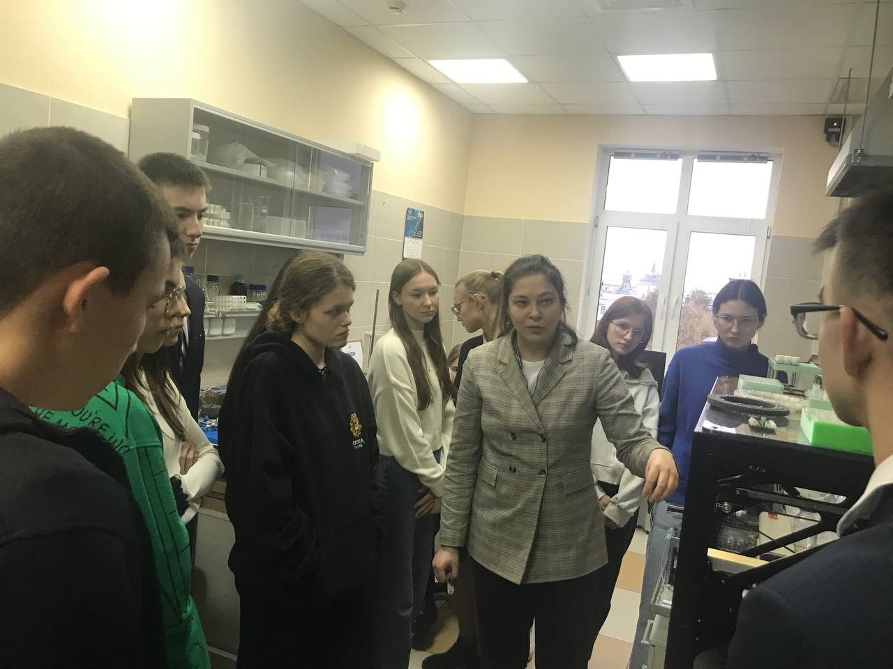 Учащиеся гимназии № 179 посетили лаборатории кафедры органической и медицинской химии