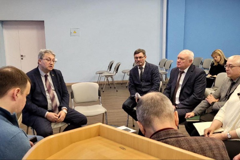 В Елабужском институте КФУ обсудили создание технических классов для школьников В Елабужском институте КФУ обсудили создание технических классов для школьников