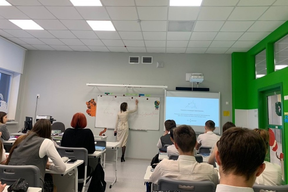 Студенты отделения математики и естественных наук проходят педагогическую практику Студенты отделения математики и естественных наук проходят педагогическую практику