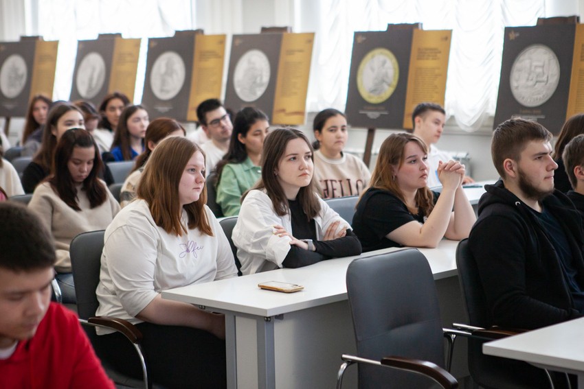 Со студентами встретилась инспектор МВД Со студентами встретилась инспектор МВД