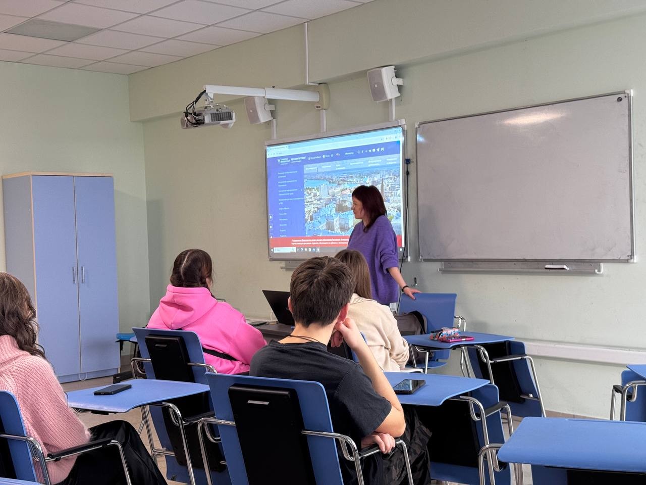 Школьникам из Ижевска провели экскурсию по ИСФНиМК Школьникам из Ижевска провели экскурсию по ИСФНиМК