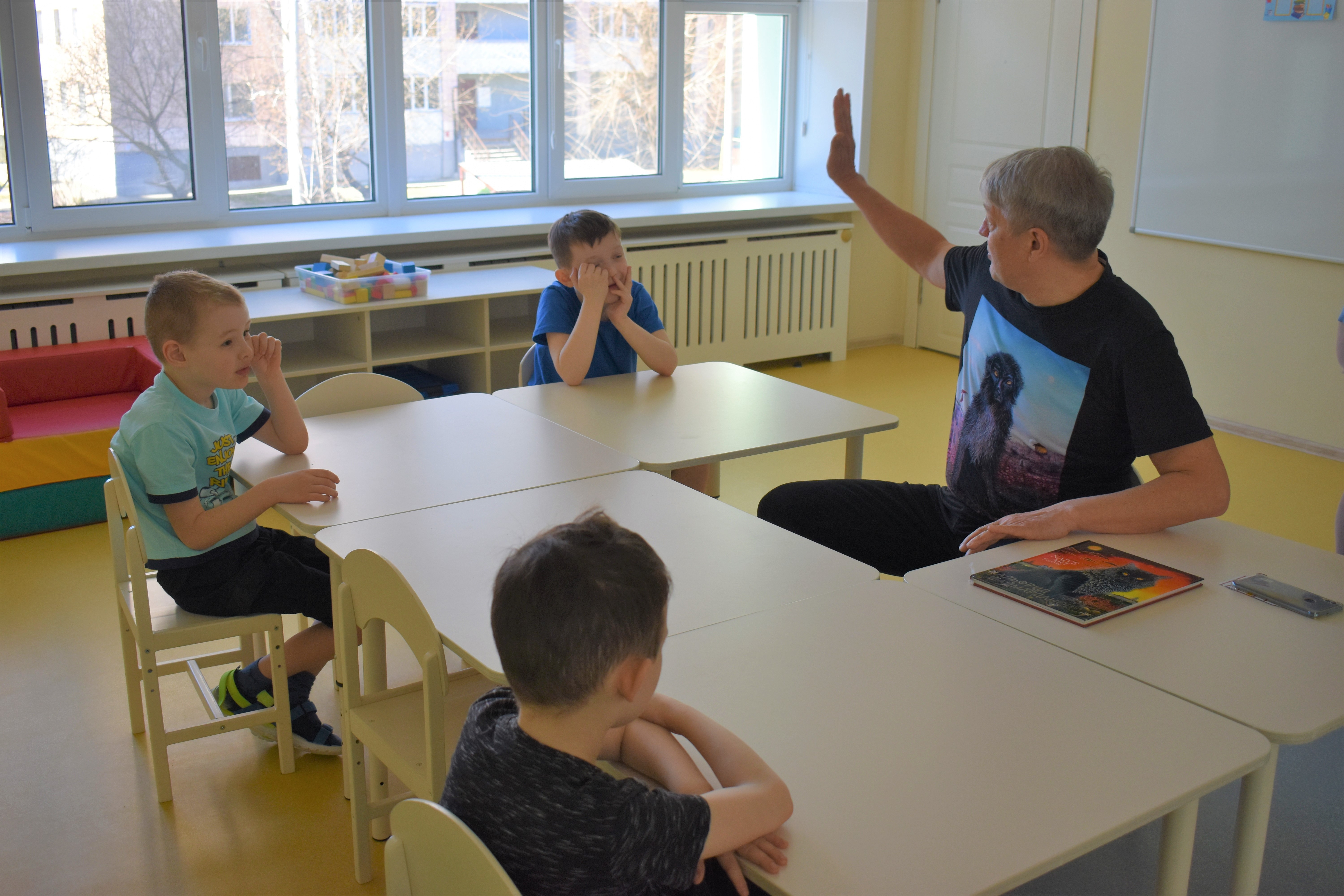 Сегодня в нашем детском саду в подготовительной группе 'Особый ребенок' провел мастер-класс татарский художник Альфрид Шаймарданов. ,детский сад