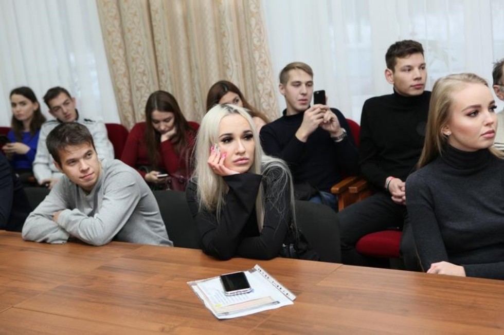 В Союзе журналистов республики прошла презентация автобиографической книги журналиста Александра Малова 'По маршрутам опалённой молодости' В Союзе журналистов республики прошла презентация автобиографической книги журналиста Александра Малова 'По маршрутам опалённой молодости'