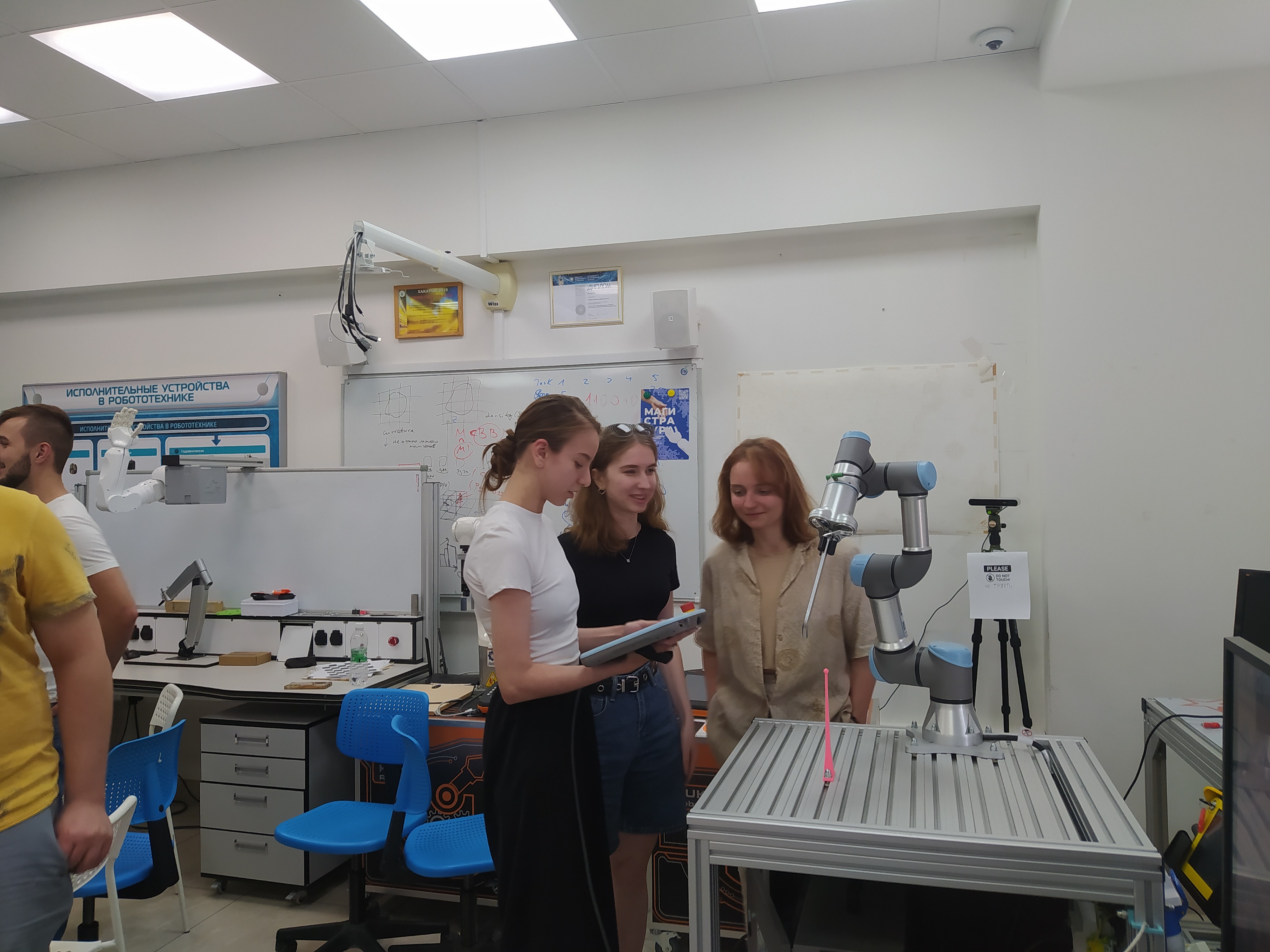 �������� ������ ����������� ���� �� ������������� �������� Universal Robot UR3/UR5 � ����