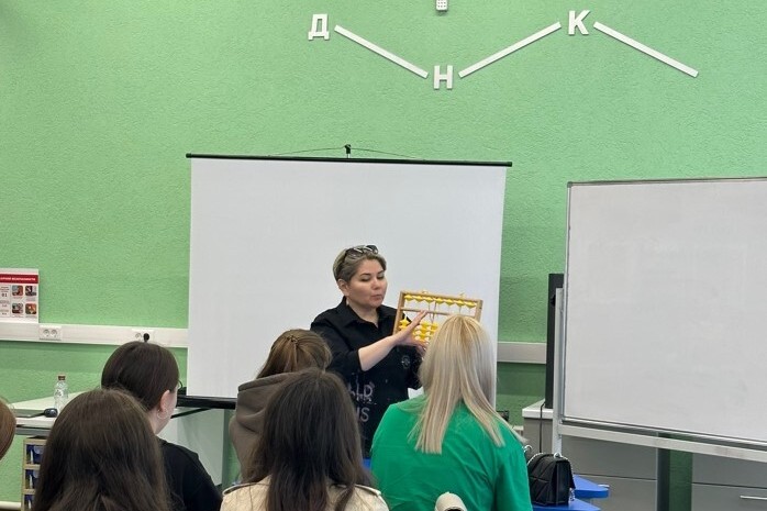 На базе Дома научной коллаборации им. К.А. Валиева проходят занятия по подготовке будущих учителей начальных классов по дисциплине 'Внеклассная работа по математике' На базе Дома научной коллаборации им. К.А. Валиева проходят занятия по подготовке будущих учителей начальных классов по дисциплине 'Внеклассная работа по математике'