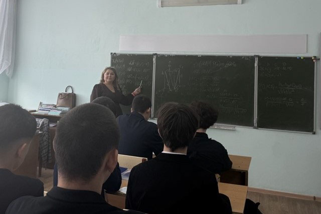 Преподаватели Елабужского института КФУ провели профориентационную встречу в лицее Мамадыша Преподаватели Елабужского института КФУ провели профориентационную встречу в лицее Мамадыша