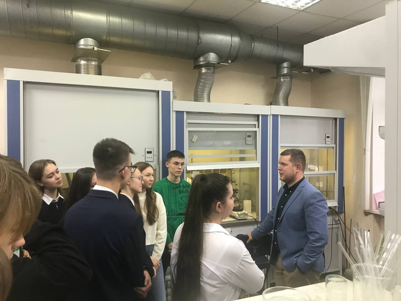 Учащиеся гимназии № 179 посетили лаборатории кафедры органической и медицинской химии