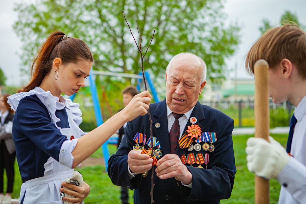 Обучающиеся 'Университетской' школы Елабужского института КФУ совместно с ветеранами посадили деревья в честь Годовщины Победы Обучающиеся 'Университетской' школы Елабужского института КФУ совместно с ветеранами посадили деревья в честь Годовщины Победы