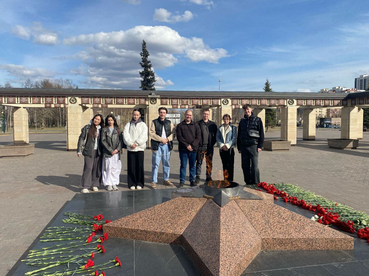 Трудовой подвиг нашего народа бессмертен Трудовой подвиг нашего народа бессмертен