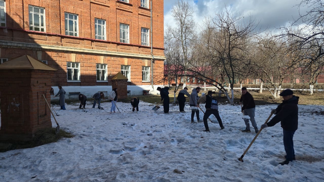 Студенты Елабужского института провели весенний субботник Студенты Елабужского института провели весенний субботник