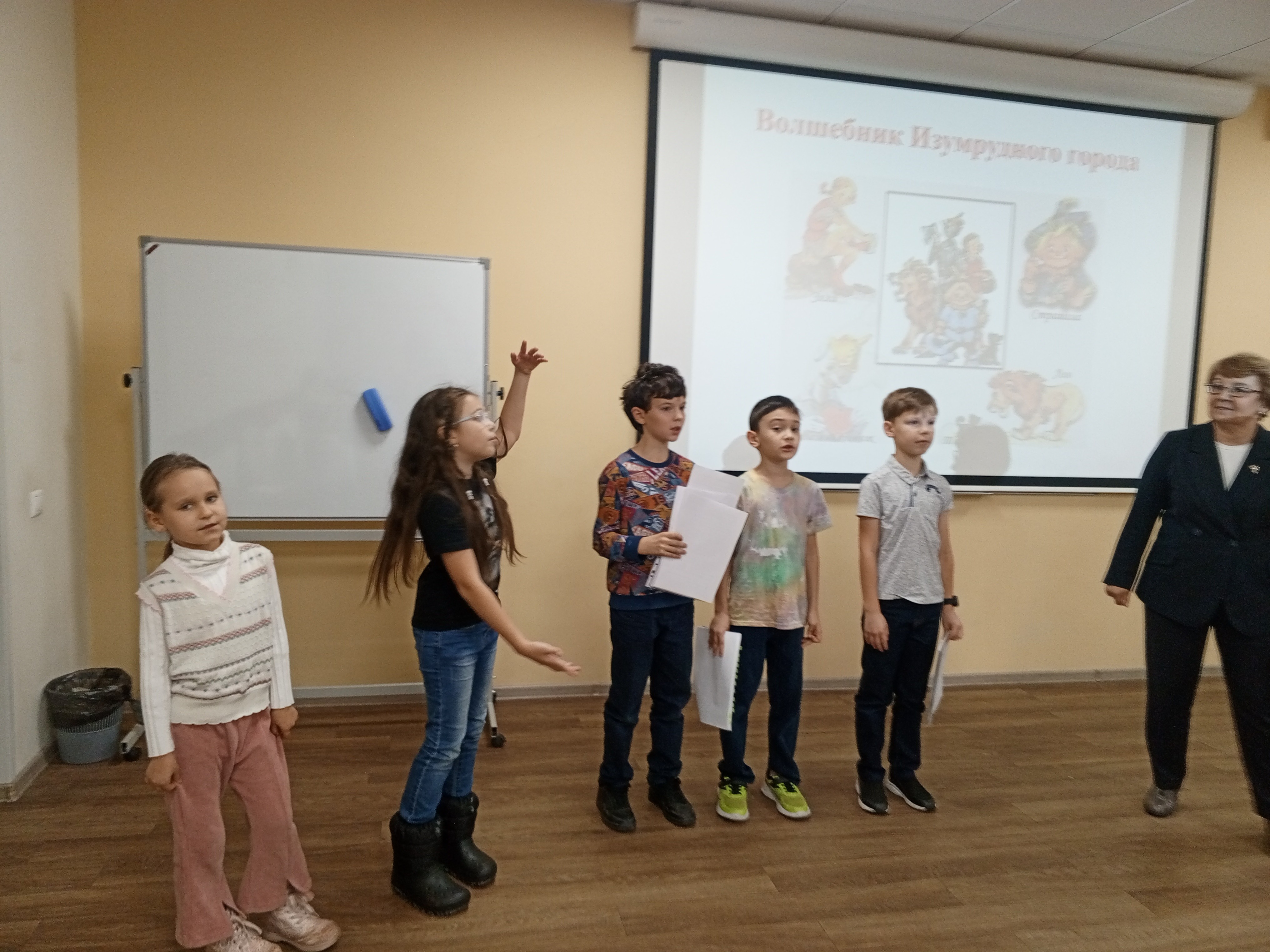 Идет подготовка к спектаклю детского театра 'Радуга' 'Волшебник Изумрудного города' Идет подготовка к спектаклю детского театра 'Радуга' 'Волшебник Изумрудного города'