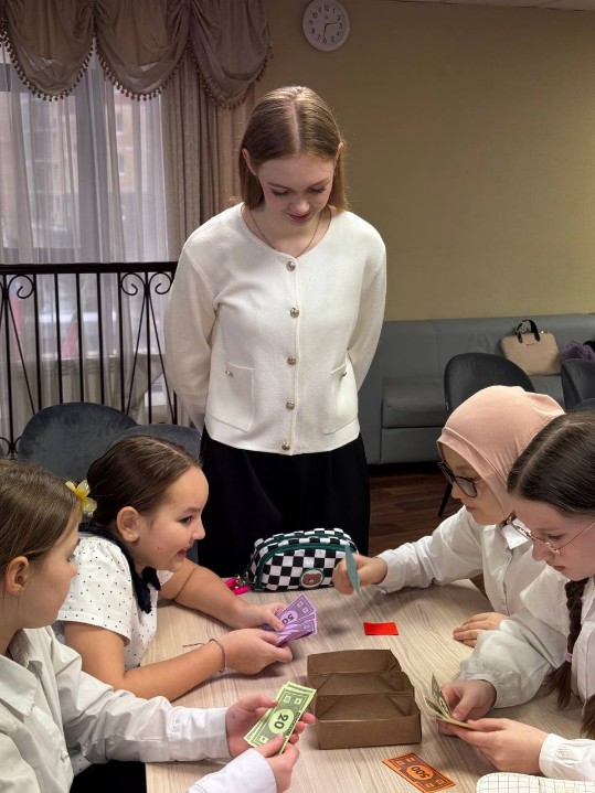 Урок финансовой грамотности провели студенты 2 курса ОРМ в Лицее №35 г. Казань Урок финансовой грамотности провели студенты 2 курса ОРМ в Лицее №35 г. Казань