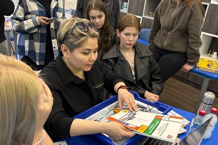 На базе Дома научной коллаборации им. К.А. Валиева проходят занятия по подготовке будущих учителей начальных классов по дисциплине 'Внеклассная работа по математике' На базе Дома научной коллаборации им. К.А. Валиева проходят занятия по подготовке будущих учителей начальных классов по дисциплине 'Внеклассная работа по математике'