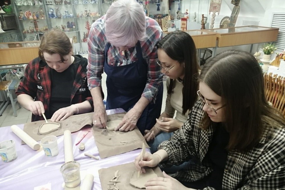 Студенты отделения психологии и педагогики посетили Музей-мастерскую декоративно-прикладного искусства Елабужского государственного музея-заповедника Студенты отделения психологии и педагогики посетили Музей-мастерскую декоративно-прикладного искусства Елабужского государственного музея-заповедника