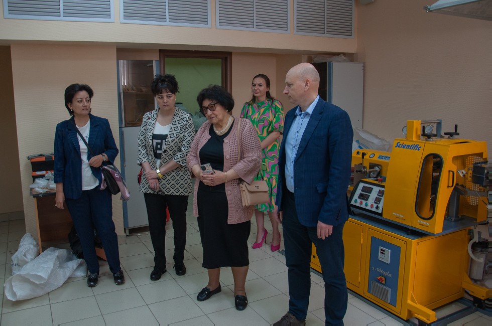 Делегация Ферганского политехнического института Республики Узбекистан посетили научные лаборатории Химического института имени А.М. Бутлерова и кафедру химического образования Делегация Ферганского политехнического института Республики Узбекистан посетили научные лаборатории Химического института имени А.М. Бутлерова и кафедру химического образования