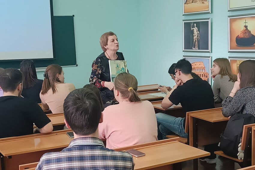 Ветеран педагогического труда Фрида Шакирова прочла лекцию в Елабужском институте КФУ Ветеран педагогического труда Фрида Шакирова прочла лекцию в Елабужском институте КФУ