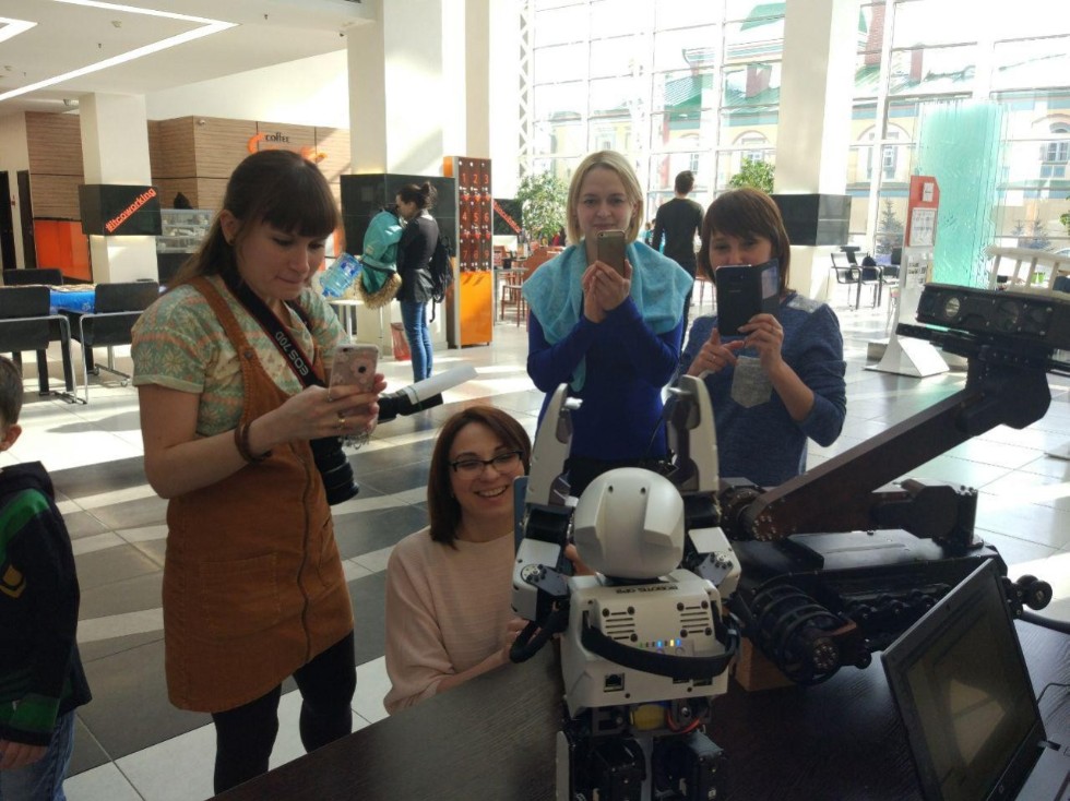 Employees of the Laboratory of intelligent robotic systems presented robots to children at the Robosabantuy 2018 festival Employees of the Laboratory of intelligent robotic systems presented robots to children at the Robosabantuy 2018 festival