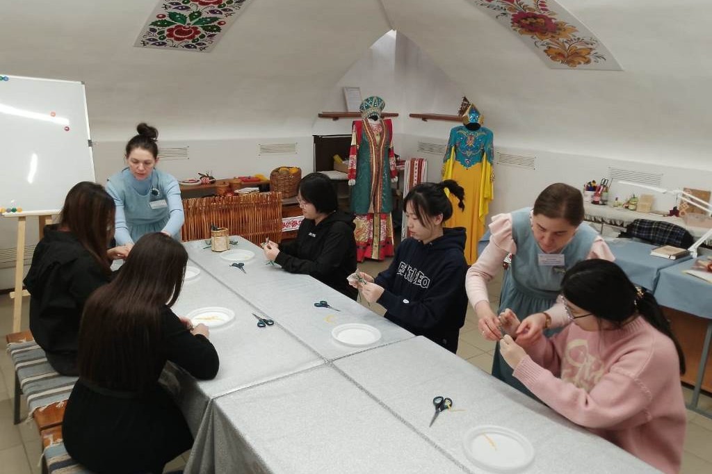 Студенты из Китая посетили мастер-классы в елабужском музее ,Елабужский институт КФУ