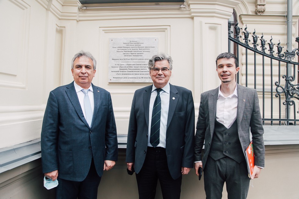 � ������ ������� �������� ����� � ����� 100-����� ����������� ��������������� ������� �������������� ������ �����