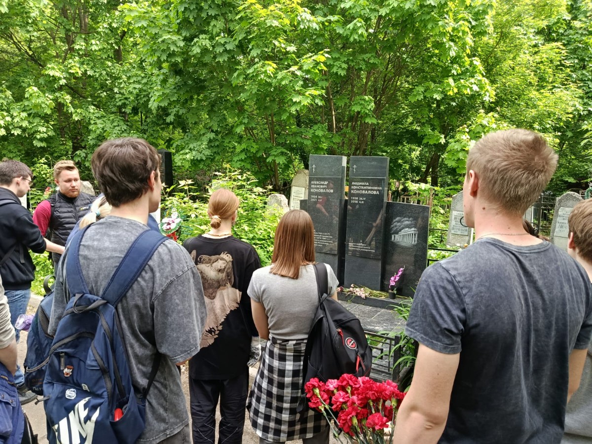 Сотрудники и студенты ИМОИиВ провели уборку на захоронениях историков и выдающихся деятелей Казанского университета Сотрудники и студенты ИМОИиВ провели уборку на захоронениях историков и выдающихся деятелей Казанского университета