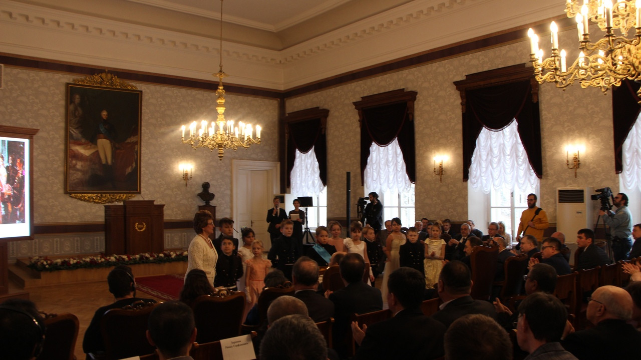 Актеры детского театра 'Радуга' выступили в КФУ со спектаклем на церемонии награждения премии и медали лучшему математику мира Актеры детского театра 'Радуга' выступили в КФУ со спектаклем на церемонии награждения премии и медали лучшему математику мира