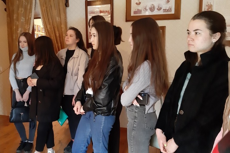 Преподаватель Алеся Нуриева с группой посетила Музей Елабужского купечества Преподаватель Алеся Нуриева с группой посетила Музей Елабужского купечества