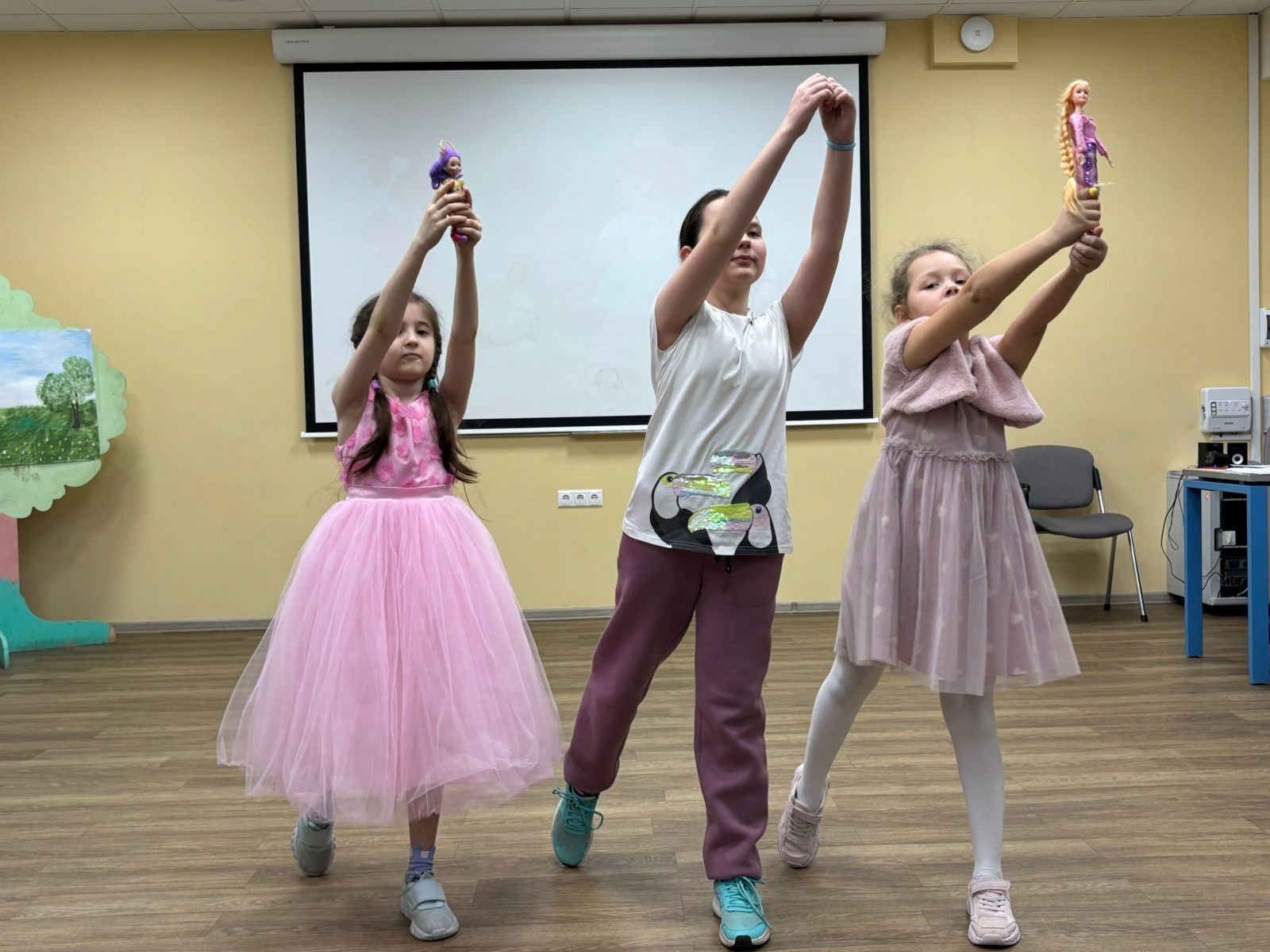 Репетиции в детском театре КФУ 'Радуга' продолжаются Репетиции в детском театре КФУ 'Радуга' продолжаются